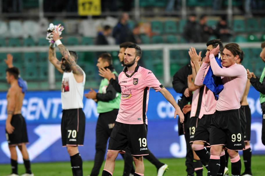 I tifosi del Palermo salutano i propri tifosi. Ansa